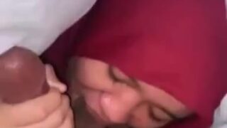 Gadis Jilbab Merah Nyepong Kontol Besar Panjang