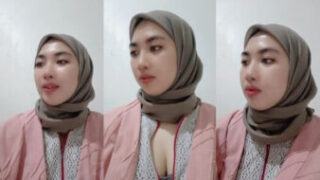 Marsya Gadis Hijab Bening Pamer Belahan Dada